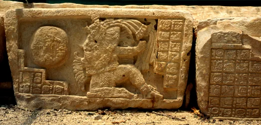 Flachrelief eines Ballspielers, der Ball und die Glyphen, die eine Beschreibung geben, Spätklassische Periode (700-900 n. Chr.)